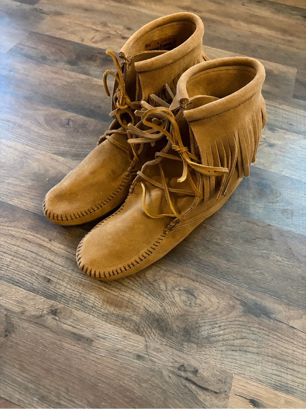 Minnetonka Fringed Suede Moccasin Boots in Chestnut Womens 8 like new